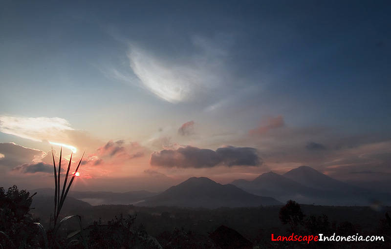 Gunung Agung Bali di waktu pagi Gunung Agung Bali di waktu pagi